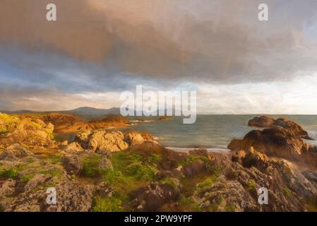 Pittura digitale di una vista della penisola di llyn da Ynys Llanddwyn su Anglesey, Galles del Nord al tramonto. Foto Stock