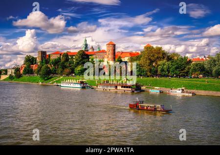 Cracovia, Polonia - 16 agosto 2014: Castello reale di Wawel a Cracovia. Barche turistiche sul fiume Vistola con Castello reale Wawel sullo sfondo soleggiato summ Foto Stock