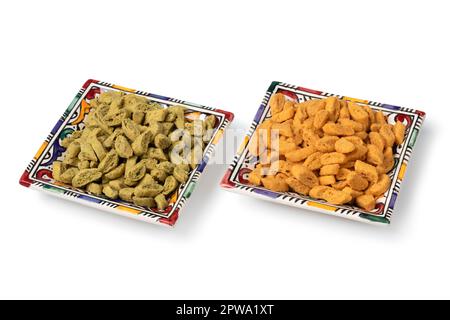 Ciotole colorate decorate con biscotti di shortbread in miniatura, chiamate primo piano di Krichlate isolate su sfondo bianco Foto Stock