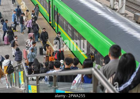 Changchun, provincia cinese di Jilin. 29th Apr, 2023. I passeggeri saliscono a bordo di un treno a Changchun, nella provincia Jilin della Cina nord-orientale, il 29 aprile 2023. Credit: Zhang Nan/Xinhua/Alamy Live News Foto Stock