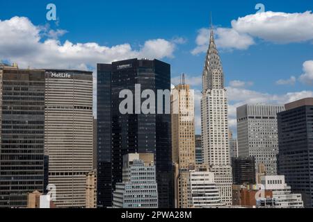 L'imponente skyline degli edifici degli uffici nel centro di Manhattan, visto da un ponte sul tetto a Murray Hill, 2023, New York City, USA Foto Stock