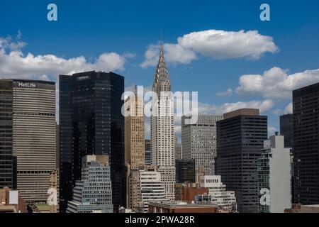 L'imponente skyline degli edifici degli uffici nel centro di Manhattan, visto da un ponte sul tetto a Murray Hill, 2023, New York City, USA Foto Stock