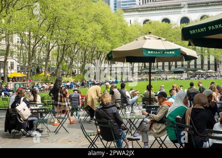 I visitatori di tutte le età potranno godersi la primavera a Bryant Park, 2023, New York City, Stati Uniti Foto Stock