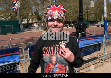 The Mall, Londra, Regno Unito. 29th aprile 2023. Incoronazione di re Carlo III I fan reali che dormono nel centro commerciale fino all'incoronazione del sabato prossimo. John Loughrey. Credit: Matthew Chattle/Alamy Live News Foto Stock