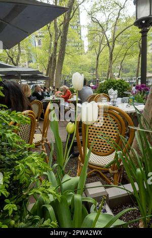 Bryant Park è un'oasi urbana dietro l'edificio principale della New York Public Library a Midtown Manhattan, 2023, primavera, New York City, USA Foto Stock