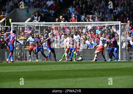 Londra, Regno Unito. 29th Apr, 2023. Durante la partita della Premier League tra Crystal Palace e West Ham United a Selhurst Park, Londra, Inghilterra, il 29 aprile 2023. Foto di Phil Hutchinson. Solo per uso editoriale, licenza richiesta per uso commerciale. Non è utilizzabile nelle scommesse, nei giochi o nelle pubblicazioni di un singolo club/campionato/giocatore. Credit: UK Sports Pics Ltd/Alamy Live News Foto Stock