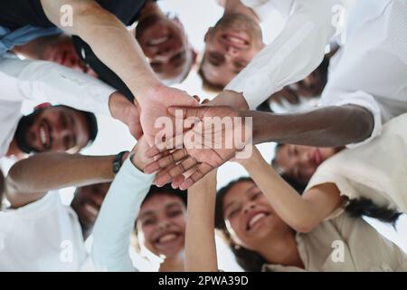 Selfie di giovani uomini d'affari sorridenti che si divertono insieme Foto Stock