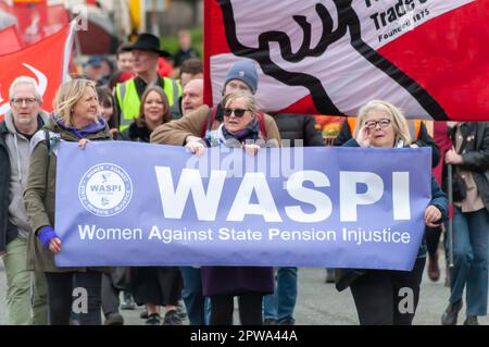 Glasgow, Scozia, Regno Unito. 29th aprile 2023. I sostenitori di Women Against state Pension Injustice, WSPI, marciano attraverso la città da George Square a Queens Park per celebrare STUC May Day. Credit: SKULLY/Alamy Live News Foto Stock