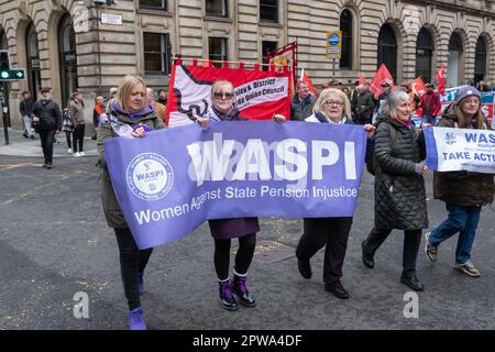 Glasgow, Scozia, Regno Unito. 29th aprile 2023. I sostenitori di Women Against state Pension Injustice, WSPI, marciano attraverso la città da George Square a Queens Park per celebrare STUC May Day. Credit: SKULLY/Alamy Live News Foto Stock