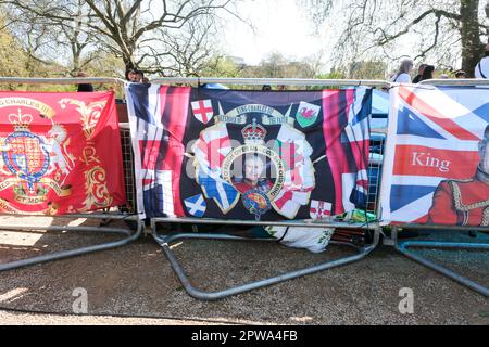 The Mall, Londra, Regno Unito. 29th aprile 2023. Incoronazione di re Carlo III I fan reali che dormono nel centro commerciale fino all'incoronazione del sabato prossimo. Credit: Matthew Chattle/Alamy Live News Foto Stock