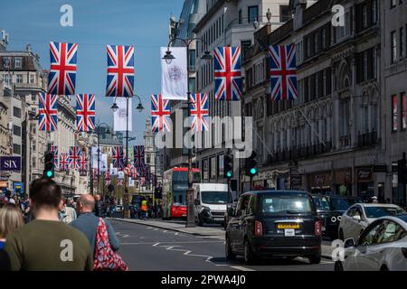 Londra, Regno Unito. 29 aprile 2023. Bandiere dell'Unione nello Strand mentre i preparativi continuano prima dell'incoronazione del re Carlo III il 6 maggio. Credit: Stephen Chung / Alamy Live News Foto Stock