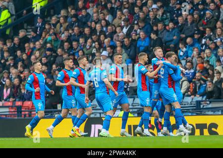 Glasgow, Regno Unito. 29th Apr, 2023. La prima delle semifinali della Scottish Cup è stata disputata tra Falkirk e Inverness Caledonian Thistle ad Hampden Park, Glasgow, Scozia, Regno Unito. Inverness ha vinto. Da 3 gol a 0 con gol da Billy McKay, numero 9, 7 minuti (penalità), e 57 minuti. Con un altro di Daniel MacKay, numero 17, in 34 minuti. Inverness ora va avanti per giocare il vincitore della prossima semifinale tra Rangers e Celtic. Credit: Findlay/Alamy Live News Foto Stock