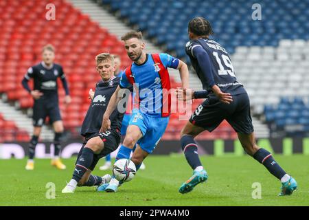 Glasgow, Regno Unito. 29th Apr, 2023. La prima delle semifinali della Scottish Cup è stata disputata tra Falkirk e Inverness Caledonian Thistle ad Hampden Park, Glasgow, Scozia, Regno Unito. Inverness ha vinto. Da 3 gol a 0 con gol da Billy McKay, numero 9, 7 minuti (penalità), e 57 minuti. Con un altro di Daniel MacKay, numero 17, in 34 minuti. Inverness ora va avanti per giocare il vincitore della prossima semifinale tra Rangers e Celtic. Credit: Findlay/Alamy Live News Foto Stock