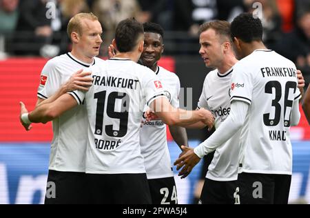 29 aprile 2023, Hesse, Francoforte sul meno: Calcio: Bundesliga, Eintracht Francoforte - FC Augsburg, Giornata 30, Deutsche Bank Park. Sebastian Rode (l-r) di Francoforte, Rafael Santos Borré, Aurelio Buta, Mario Götze e Ansgar Knauff festeggiano dopo l'obiettivo per le 1:0. Foto: Arne Dedert/dpa - NOTA IMPORTANTE: In conformità ai requisiti della DFL Deutsche Fußball Liga e della DFB Deutscher Fußball-Bund, è vietato utilizzare o utilizzare fotografie scattate nello stadio e/o della partita sotto forma di sequenze di immagini e/o serie di foto simili a un video. Foto Stock