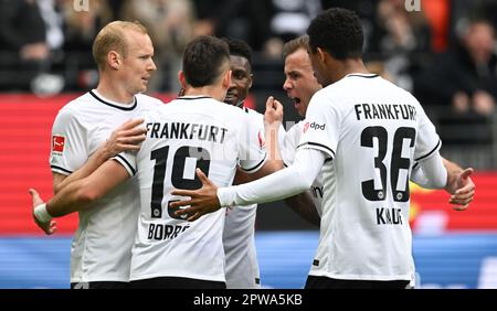 29 aprile 2023, Hesse, Francoforte sul meno: Calcio: Bundesliga, Eintracht Francoforte - FC Augsburg, Giornata 30, Deutsche Bank Park. Sebastian Rode (l-r) di Francoforte, Rafael Santos Borre, Aurelio Buta, Mario Götze e Ansgar Knauff festeggiano dopo l'obiettivo per le 1:0. Foto: Arne Dedert/dpa - NOTA IMPORTANTE: In conformità ai requisiti della DFL Deutsche Fußball Liga e della DFB Deutscher Fußball-Bund, è vietato utilizzare o utilizzare fotografie scattate nello stadio e/o della partita sotto forma di sequenze di immagini e/o serie di foto simili a un video. Foto Stock