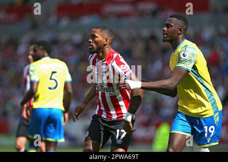 Londra, Regno Unito. 23rd Apr, 2023. Ivan Toney di Brentford e Moussa Niakhate di Nottingham Forest combattono in un angolo durante la partita della Premier League tra Brentford e Nottingham Forest al GTECH Community Stadium, Londra, Inghilterra il 29 aprile 2023. Foto di Pedro Soares. Solo per uso editoriale, licenza richiesta per uso commerciale. Non è utilizzabile nelle scommesse, nei giochi o nelle pubblicazioni di un singolo club/campionato/giocatore. Credit: UK Sports Pics Ltd/Alamy Live News Foto Stock