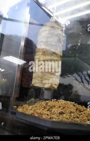 Cucinare shawarma di pollo in stalla sulla strada Foto Stock
