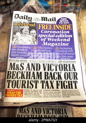 Daily Mail Weekend prima pagina headline Coronation Special 'M&S and Victoria Beckham Back Our Tourist Tax Fight' 29 aprile Londra Inghilterra UK Foto Stock