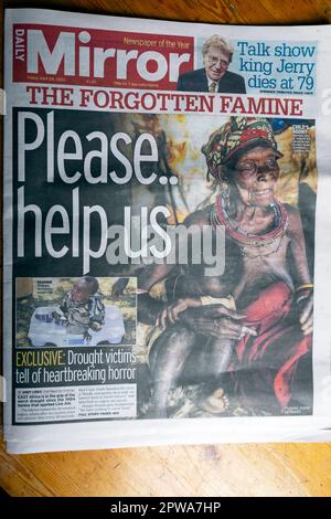 Daily Mirror prima pagina giornale headline 'Please help US' Africa orientale Kenya crisi idrica vittime siccità articolo 28 aprile 2023 Londra Inghilterra UK Foto Stock