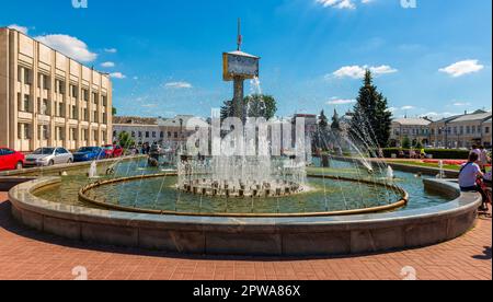 Un gruppo di fontane sulla piazza di fronte alla costruzione del governo della regione di Yaroslavl nella città di Yaroslavl Foto Stock