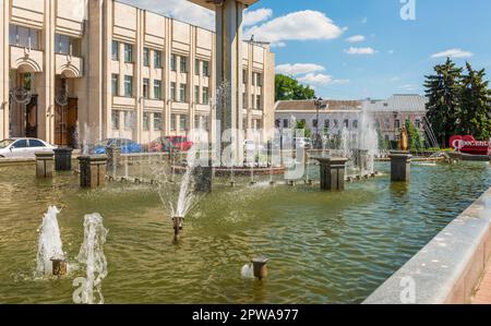 La piazza centrale della città di Yaroslavl con fontane di fronte alla costruzione del governo della regione di Yaroslavl Foto Stock