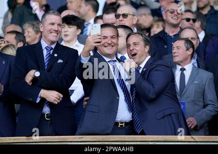 Brett Johnson, direttore della città di Ipswich (a sinistra), il presidente Berke Bakay (al centro) e il co-proprietario Mark Dammer festeggiano negli stand durante la partita della Sky Bet League One a Portman Road, Ipswich. Data immagine: Sabato 29 aprile 2023. Foto Stock