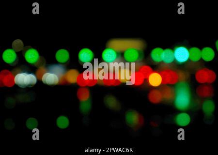 Città urbana luce notturna bokeh , defocalizzata blur sullo sfondo Foto Stock