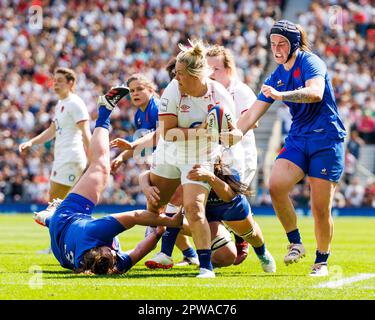 Marlie Packer of England Women viene affrontata due volte durante il TikTok Women’s Six Nations Match Inghilterra vs Francia al Twickenham Stadium, Twickenham, Regno Unito, 29th aprile 2023 (Photo by Nick Browning/News Images) Foto Stock