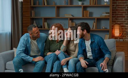 Gruppo di etnicità diverse afroamericano ispanico caucasico persone migliori amici sedersi vicinanza su comodo divano casa sorridente interno Foto Stock