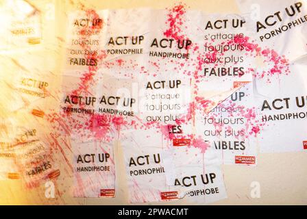 Parigi, Francia, dettaglio muri fuori Act Up Paris AIDS Activist Office, After Paint and poster with slogans, Attack by Extreme Right Group, 2013, Foto Stock