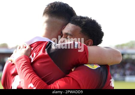 Jordan Roberts di Stevenage festeggia con Dan Sweeney dopo aver segnato il secondo gol del loro fianco durante la partita della Sky Bet League Two allo stadio Lamex di Stevenage. Data immagine: Sabato 29 aprile 2023. Foto Stock