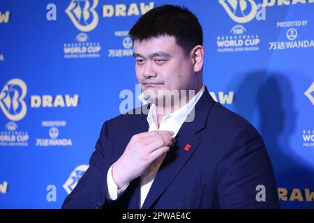 Quezon City, Filippine. 29th Apr, 2023. Il presidente Yao Ming dell'associazione cinese di pallacanestro è visto alla cerimonia di estrazione per la Coppa del mondo di pallacanestro 2023 della FIBA a Quezon City, nelle Filippine, 29 aprile 2023. Credit: Str/Xinhua/Alamy Live News Foto Stock