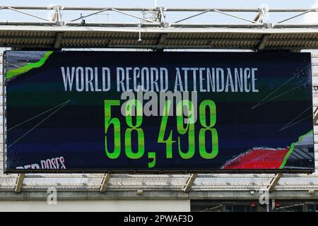 Il grande schermo di Twickenham mostra la partecipazione record ad una partita di rugby femminile durante la partita delle sei Nazioni di TikTok, Inghilterra contro Francia, al Twickenham Stadium, Twickenham, Regno Unito, 29th aprile 2023 (Photo by Nick Browning/News Images) Foto Stock