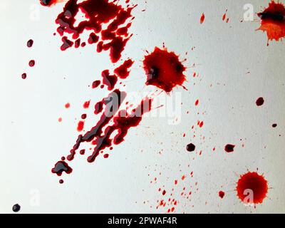 Sangue realistico isolato su sfondo bianco. Gocce di sangue e schizzi Foto Stock