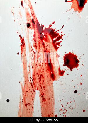 Sangue realistico isolato su sfondo bianco. Gocce di sangue e schizzi Foto Stock