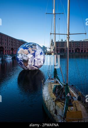 Floating Earth di Luke Jerram alla banchina interna del Royal Albert Dock, Liverpool come 'gioiello' nel calendario Eurovision del sito Foto Stock