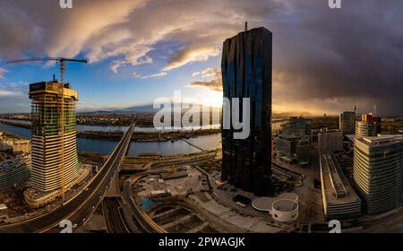 Donau City a Vienna con il tempo tempestoso Foto Stock