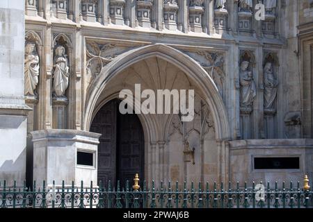 Londra, Regno Unito. 29th aprile 2023. L'Abbazia di Westminster è chiusa ai visitatori poiché i preparativi per l'incoronazione di Re Carlo III sono in corso. Ora è solo una settimana prima che il Coronation e Londra si aspettano di essere molto affollati con i turisti e i visitatori. Credit: Maureen McLean/Alamy Live News Foto Stock