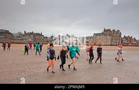 Jenny e John Findlay di Morningside hanno appena completato una sfida a Portobello con 17 amici per la consapevolezza sulla prevenzione del suicidio, In memoria del loro figlio Michael che ha preso la sua propria vita in 2021.To data dai vari 292 nuotatori sono riusciti ad elevare £9.000 per l'iniziativa di prevenzione del suicidio del Samaritan nuotando la distanza fra la Norvegia e Shetland. Questa ultima nuotata completa il viaggio delle 385km:00. Hanno scelto la distanza come la loro ultima vacanza di famiglia prevista in 2019 che era supposta per veleggiare una nave alta dalla Norvegia allo Shetland non è accaduto poichè Michael era troppo malato. Bianco arciastro Foto Stock