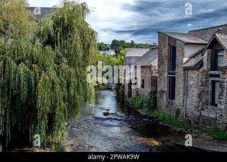 Borgo medievale e artista Enclave Pont Aven a Finistere River Aven in Bretagna, Francia Foto Stock