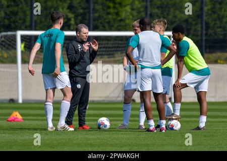 Swansea, Galles. 29 aprile 2023. Darren Davies Head Coach of Swansea City Under 18 parla ai suoi giocatori durante il warm-up pre-partita prima del gioco della Professional Development League tra Swansea City Under 18 e Wigan Athletic Under 18 alla Swansea City Academy di Swansea, Galles, Regno Unito il 29 aprile 2023. Credit: Duncan Thomas/Majestic Media/Alamy Live News. Foto Stock