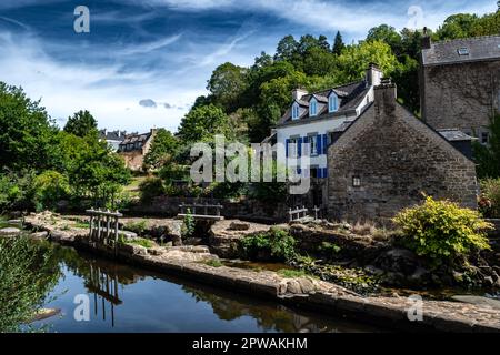 Borgo medievale e artista Enclave Pont Aven a Finistere River Aven in Bretagna, Francia Foto Stock