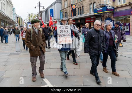 Newcastle upon Tyne, Regno Unito. 29th aprile 2023. Maggio marzo e raduno nel centro della città, con i sindacati e altre organizzazioni della sinistra politica che celebrano la Giornata internazionale dei lavoratori e che si battono per migliorare la retribuzione e le condizioni per i lavoratori. Credit: Hazel Plater/Alamy Live News Foto Stock