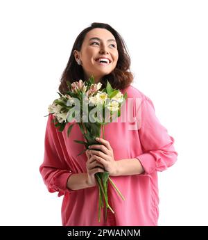 Giovane donna in camicia rosa con fiori di alstroemeria su sfondo bianco Foto Stock