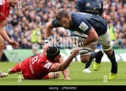 Jason Jenkins di Leinster e Francois Cros di Tolosa combattono per la palla durante la semifinale della Heineken European Champions Cup allo stadio Aviva di Dublino. Data immagine: Sabato 29 aprile 2023. Foto Stock