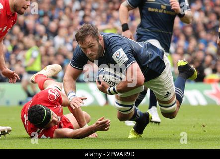 Jason Jenkins di Leinster e Francois Cros di Tolosa combattono per la palla durante la semifinale della Heineken European Champions Cup allo stadio Aviva di Dublino. Data immagine: Sabato 29 aprile 2023. Foto Stock