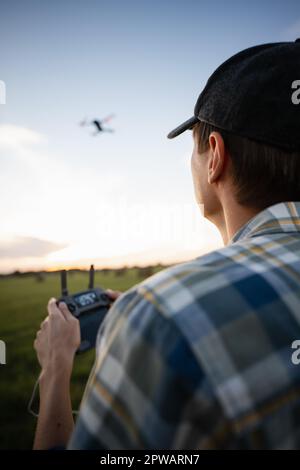 Il coltivatore controlla il drone. Agricoltura intelligente e agricoltura di precisione. Foto di alta qualità Foto Stock