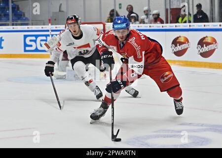 Brno, Repubblica Ceca. 29th Apr, 2023. L-R Paul Hube (AUT) e Ondrej Beranek (CZE) in azione durante il Campionato del mondo e l'Euro Hockey Challenge partita Repubblica Ceca vs Austria, Brno, Repubblica Ceca, 29 aprile 2023. Credit: Patrik Uhlir/CTK Photo/Alamy Live News Foto Stock