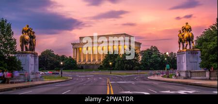 Vista rara del Lincoln Memorial dal Memoral Bridge il 4 luglio di vacanza chiuso al traffico veicolare a Washington, DC, USA Foto Stock