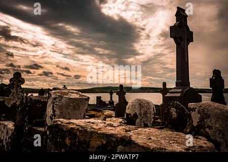 Antico cimitero dei Monaci Cristiani Irlandesi sulla Wild Atlantic Way Foto Stock